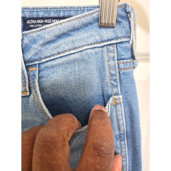 Hollister Ultra High-Rise Mom Jeans Light Wash Size 26W 27L Denim Women's - Picture 4 of 8